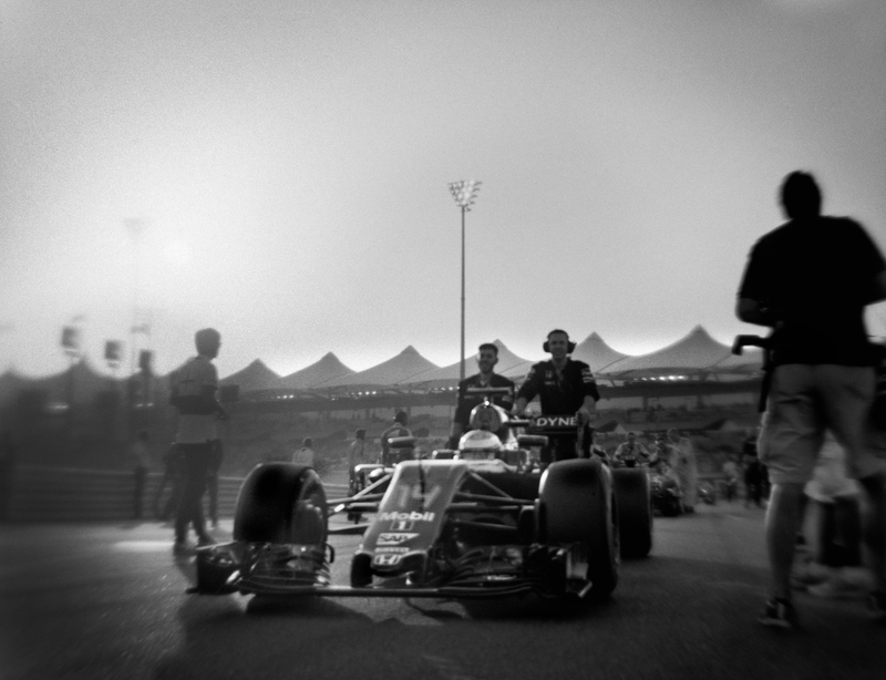 Illustration for article titled This Photographer Shoots 230 MPH Formula One Cars On A Camera From 1913